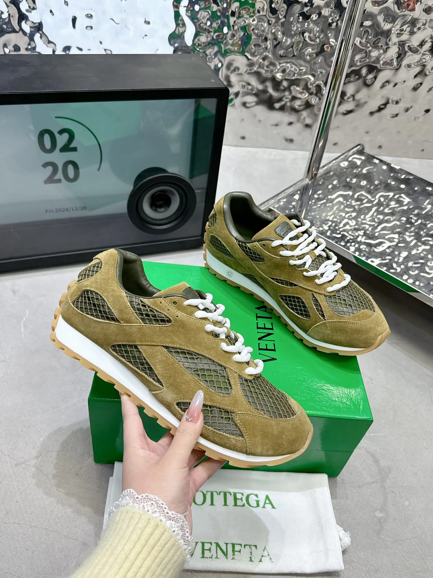 👟👟Ex-factory price 560👟👟 Men ➕20 💰𝐁𝐨𝐭𝐭𝐞𝐠𝐚 𝐕𝐞𝐧𝐞𝐭𝐚 Bodie Home Couple Style 👫BV Sports Shoes Wang Yibo Same Style Casual shoes for couples and dad shoes! Runner sneakers! Original purchase and development! Made of original lightweight technical mesh fabric, the same as the original version! The process is complicated! Paired with a geometric pattern designed rubber outsole, the higher version of the Wang Zha series is actually much taller, but the legs still look slim. Very nice. Durable and durable to play with, standard and version-matching shoe-packing technology. Look for high-end versions. The original outsole is exclusively molded, and the color-blocked TPU outsole is used. The material and weight are the same as the original! Size: Women’s size 35-41 (40 and 41 customized, non-refundable) Men’s size 39-45 (45 customized, non-refundable)
